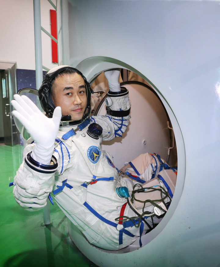 唐胜杰进入飞船模拟器（2023年9月27日摄）。 　　（配本社同题文字稿） 　　新华社发（徐部 摄）.jpg