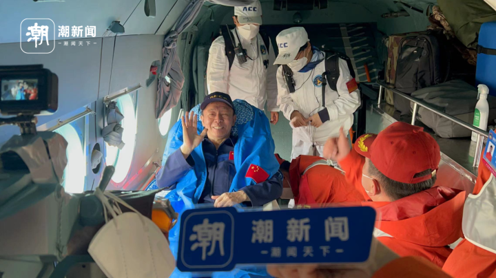 神舟十五号航天员邓清明在直升机上。潮新闻记者 王晶 摄.png
