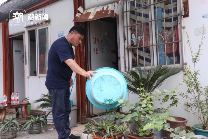 刘铁成在浇花.jpg
