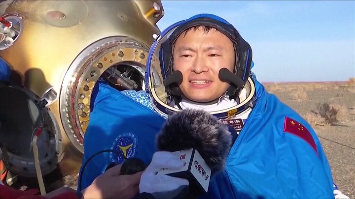 桂海潮安全顺利出舱。（视频截图）.jpg