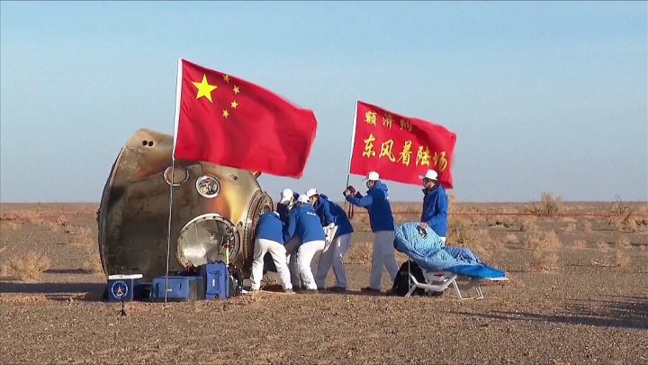 工作人员正在进行航天员出舱准备。（视频截图）.jpg